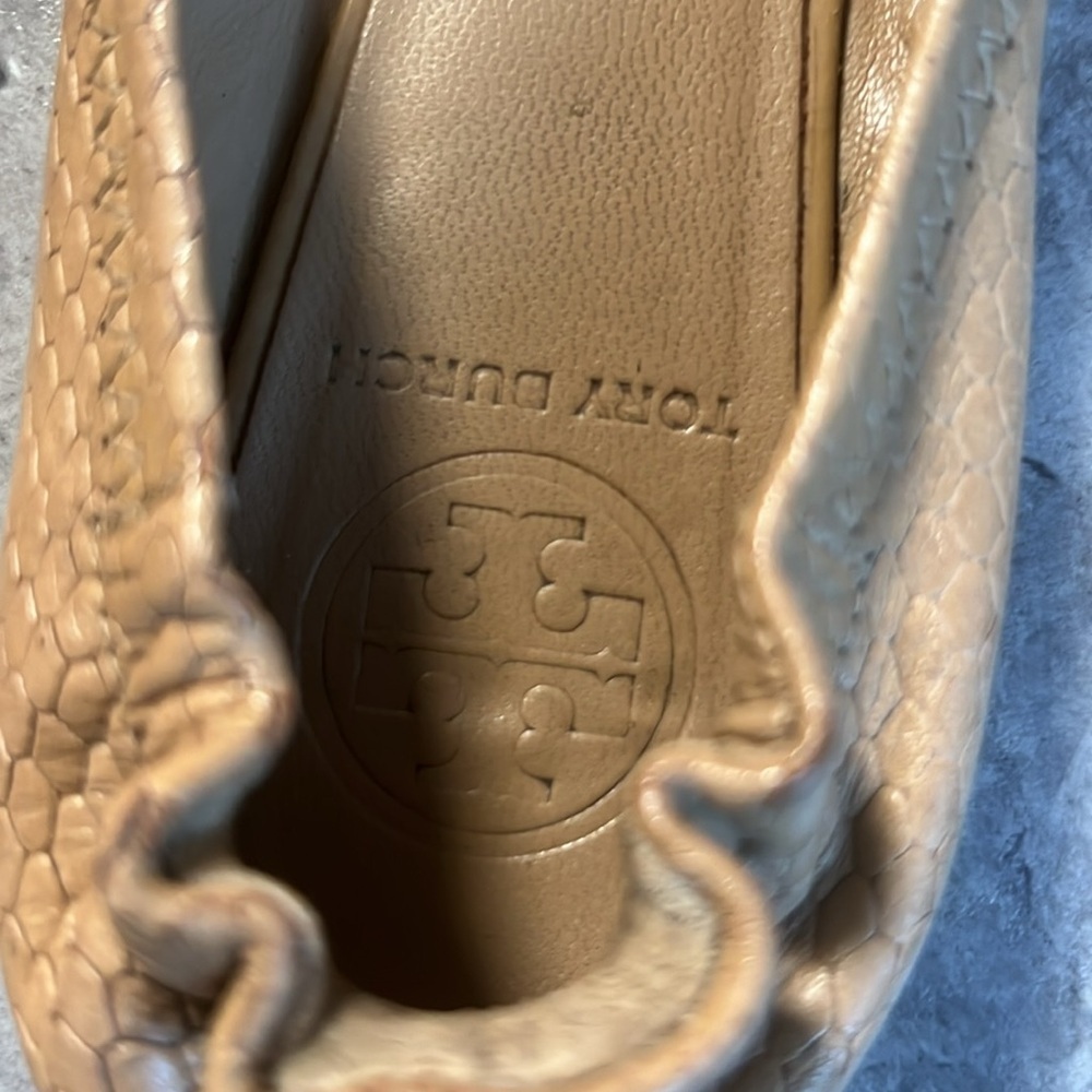 Tan Tory Burch flats with gold emblem - Picture 5 of 5